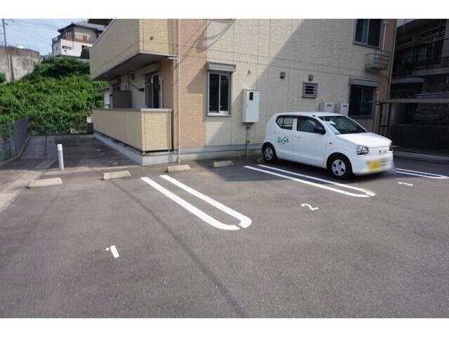 物件外観写真2　(駐車場)