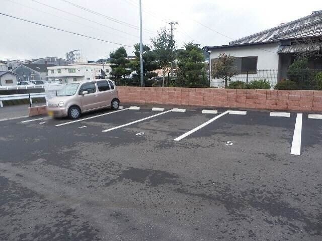 物件外観写真3　(駐車場)