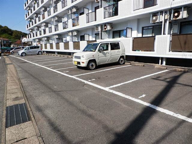 物件外観写真4　(駐車場)