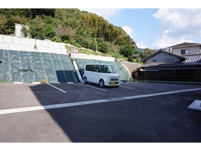 物件外観写真3　(駐車場)