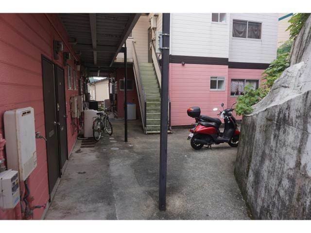 物件外観写真3　(エントランス部分)