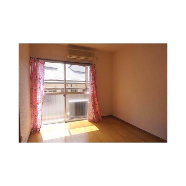 居室・リビング(※別号室のお写真です)