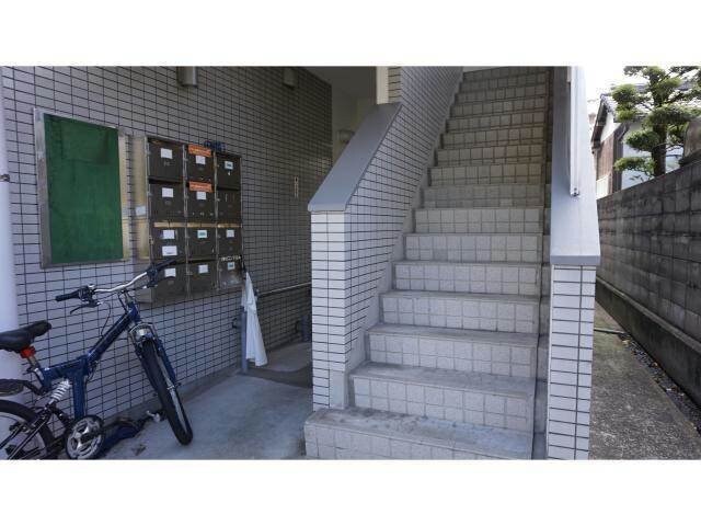 物件外観写真2　(エントランス部分)