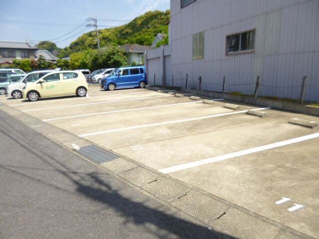 物件外観写真2　(駐車場)