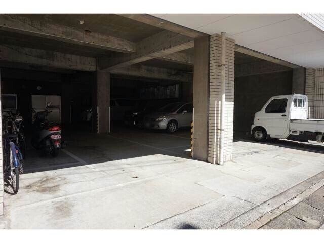 物件外観写真3　(駐車場)