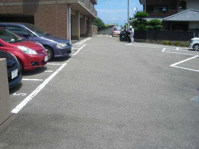 物件外観写真4　(駐車場)