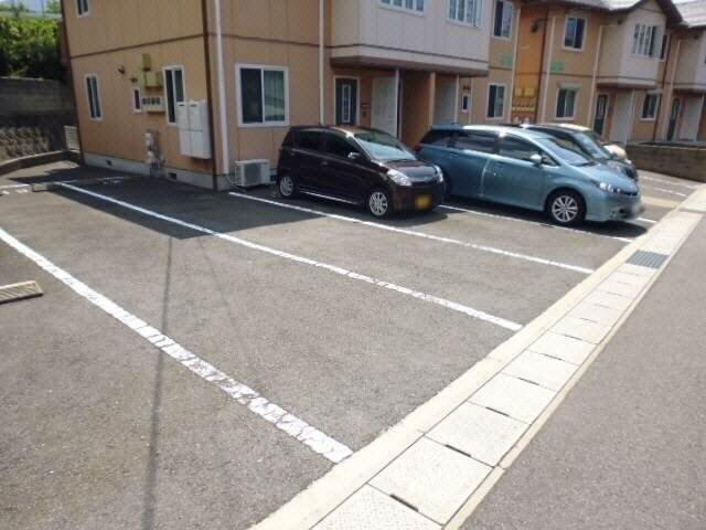 物件外観写真3　(駐車場)