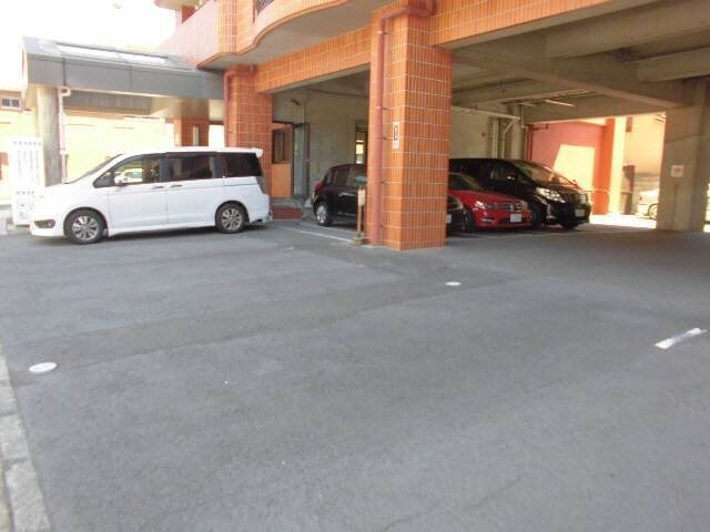 物件外観写真5　(駐車場)