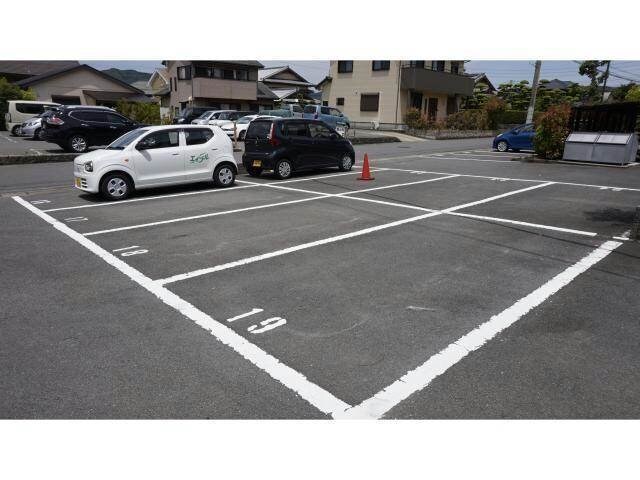 物件外観写真2　(駐車場)
