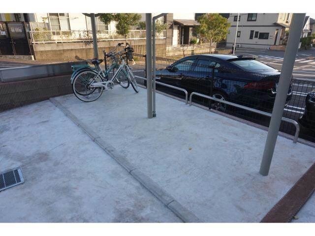 物件外観写真3　(駐輪場)