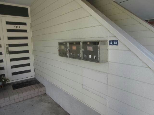 物件外観写真2　(エントランス部分)