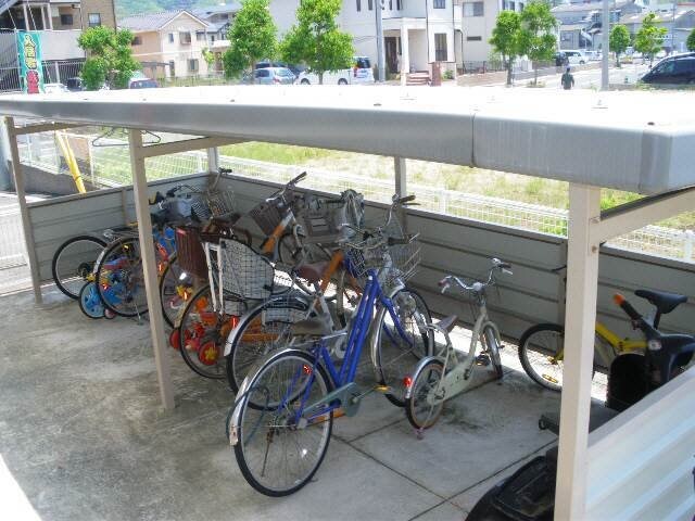 物件外観写真4　(駐輪場)