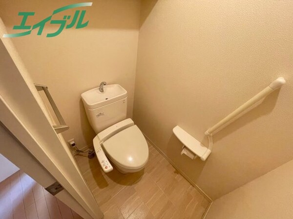 トイレ(同物件別部屋の写真です。間取り反転タイプ)