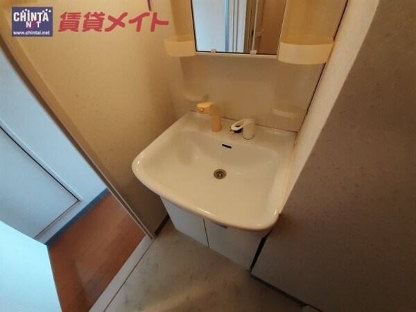 洗面設備(同型、反転タイプの部屋写真です。)