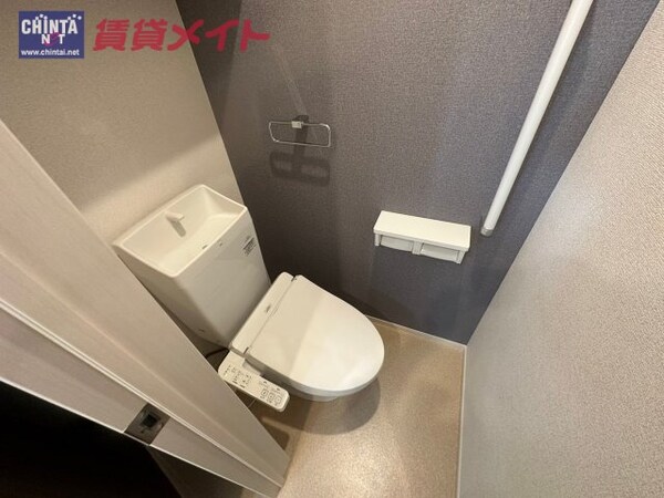 トイレ(同型タイプ反転の画像です)