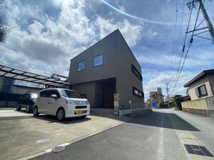 高向車が沢山停まる家外観写真