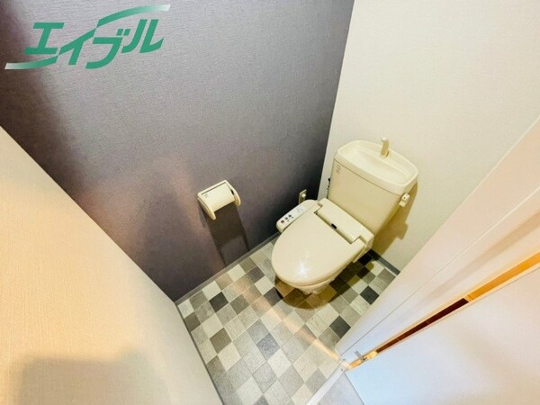 トイレ(同型参考写真のため現状優先と致します。)