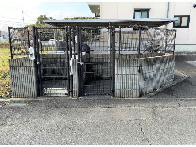 物件外観写真4　(敷地内ごみ捨て場)