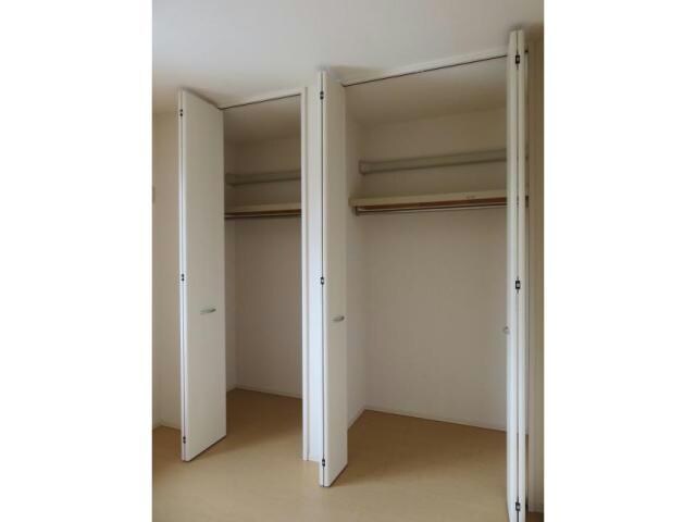 物件内観写真25　(北側洋室　収納)