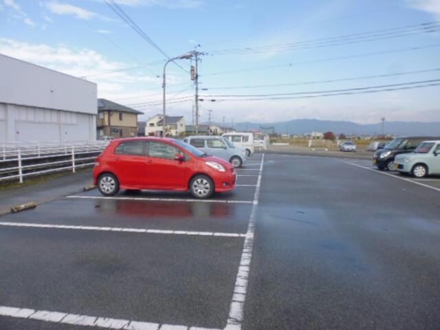 物件外観写真5　(敷地外の駐車場になります。)