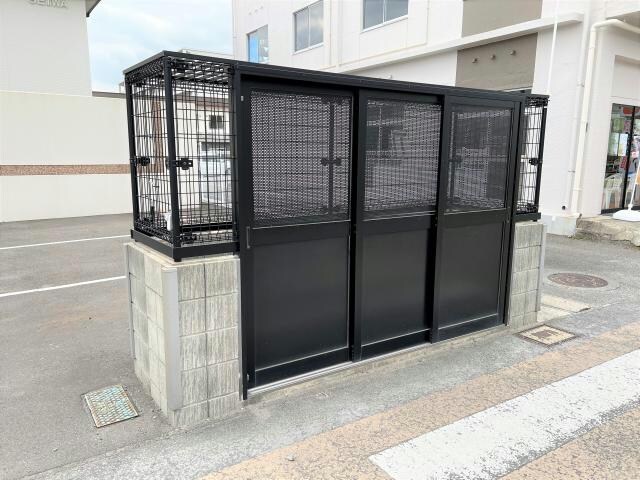 物件外観写真2　(ごみ捨て場)