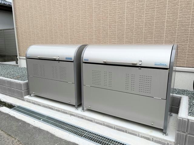 物件外観写真2　(ごみ捨て場)