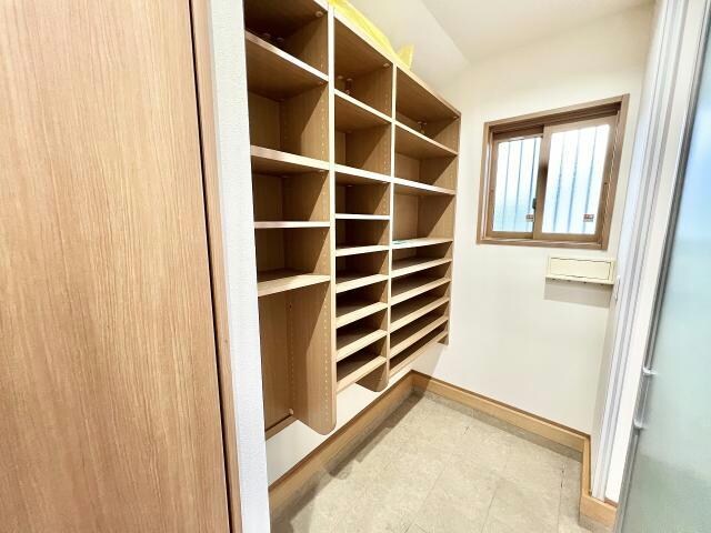 物件内観写真15　(玄関収納)