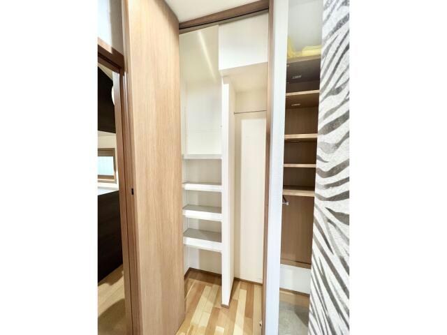 物件内観写真16　(玄関収納)