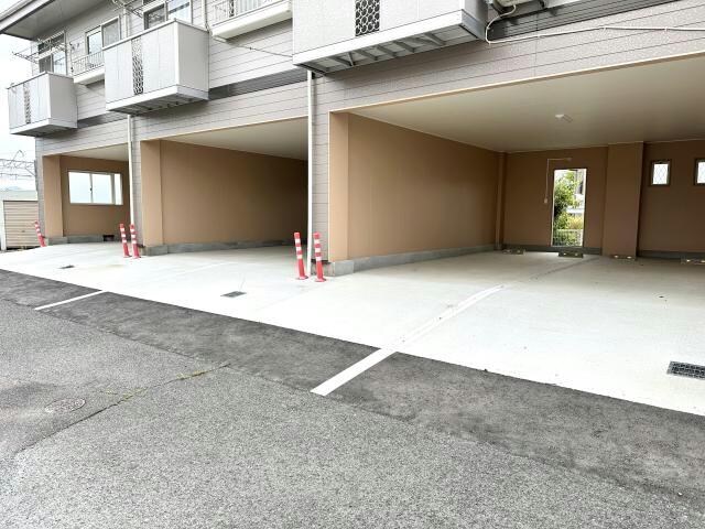 物件外観写真2　(屋根付き駐車場です☆)