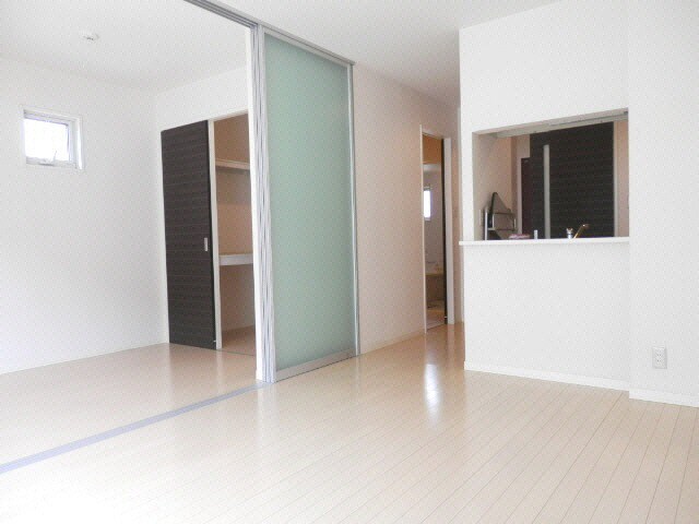 物件内観写真5　(南向きのリビングで日当たり良好)