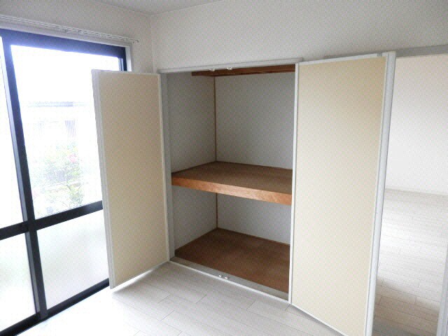 物件内観写真8　(押入れ)