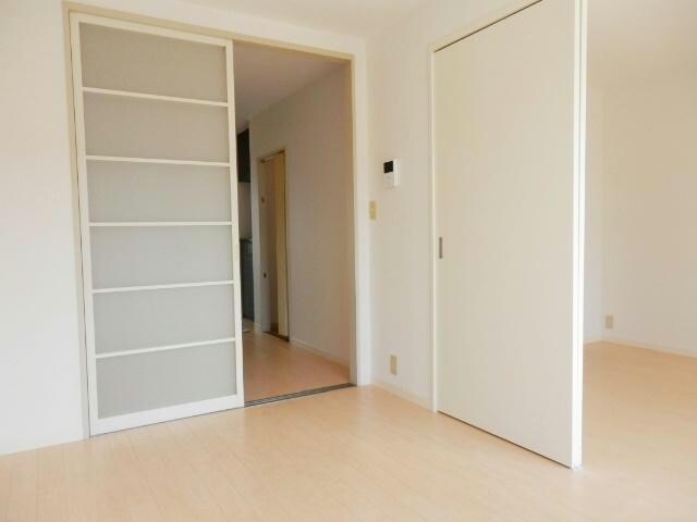 居室(明るい色調のフローリングです)