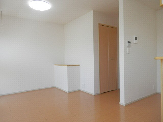 物件内観写真3　(リビング)