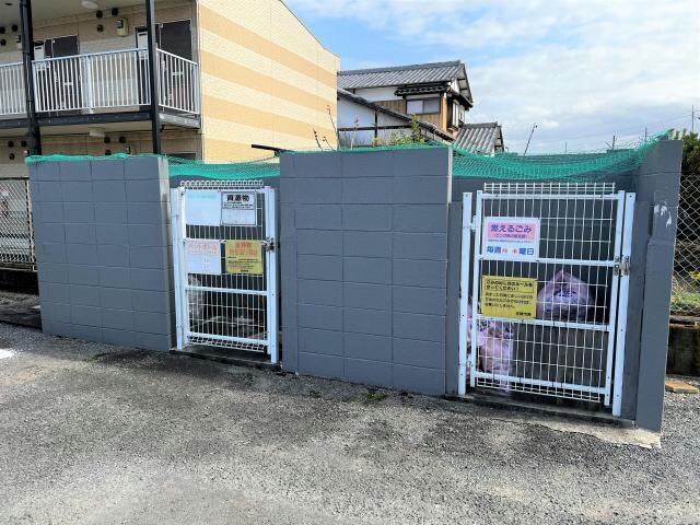 物件外観写真4　(ごみ捨て場)