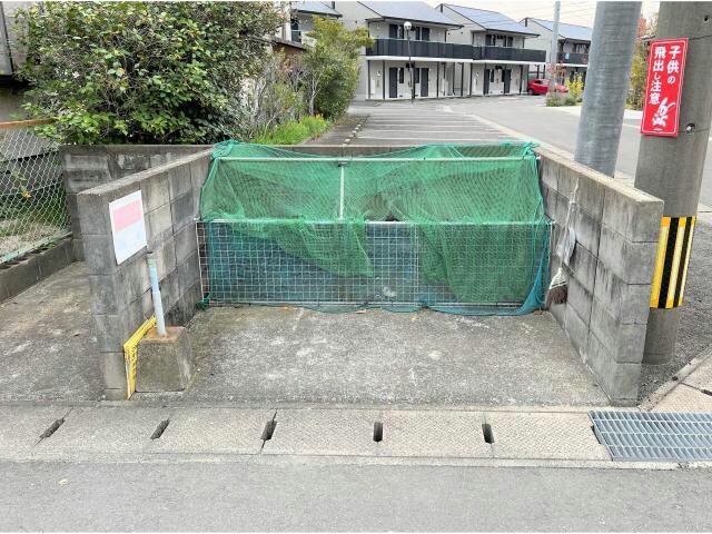 物件外観写真3　(ごみ捨て場)