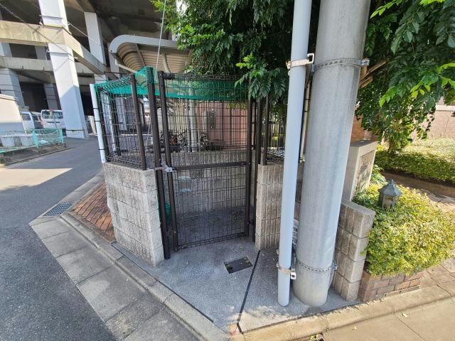 物件外観写真8　(専用ゴミ置き場)