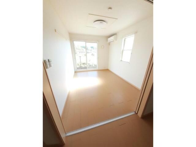 物件内観写真3　(洋室6帖（西側）)