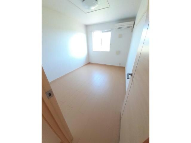 物件内観写真4　(洋室6帖（東側）)