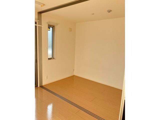 物件内観写真10　(洋室３帖)