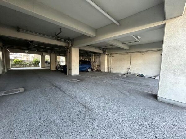 駐車場(建物下・近隣地あり)