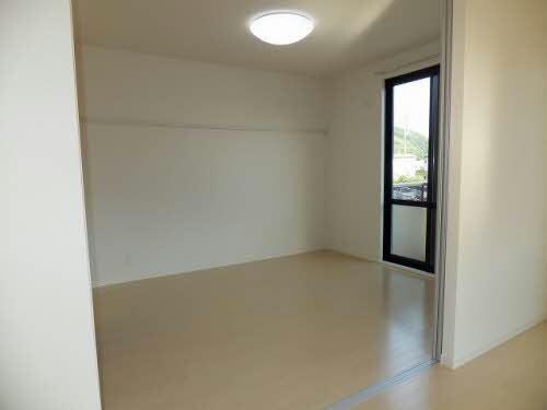 物件内観写真3　(洋室6.4帖)