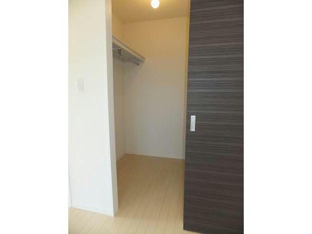 物件内観写真4　(用意s津6.4帖　ウォークインクローゼット)