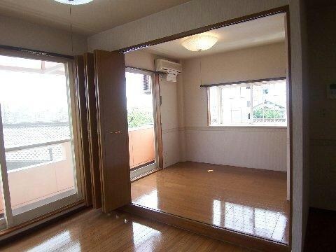 物件内観写真3　(洋室4.5帖です)