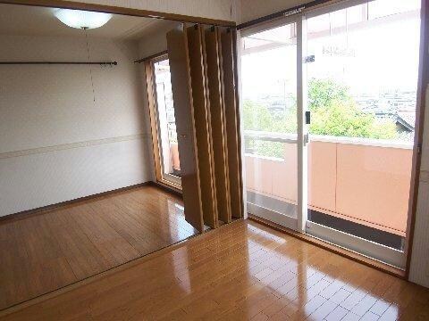 物件内観写真4　(折れ戸で間仕切れます)