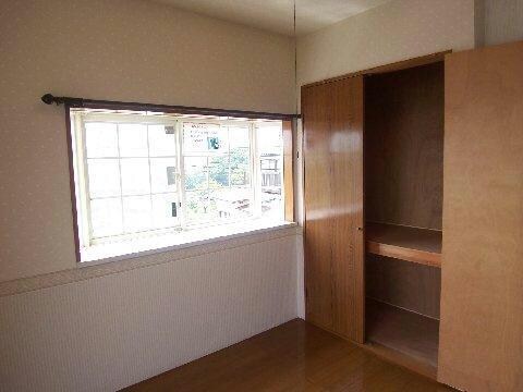 物件内観写真5　(洋室の収納と出窓です)