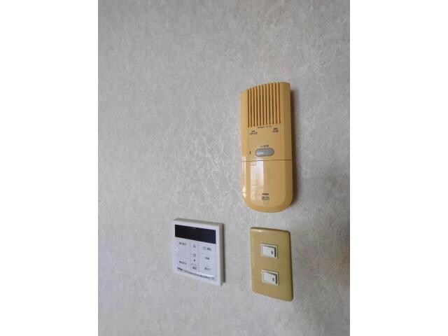 物件内観写真20　(インターホン　給湯リモコン)