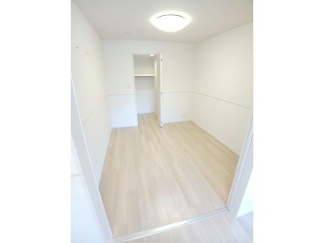 物件内観写真3　(洋室5.3帖)