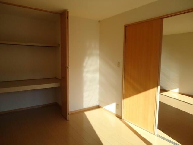 物件内観写真4　(洋室6帖（南側）)