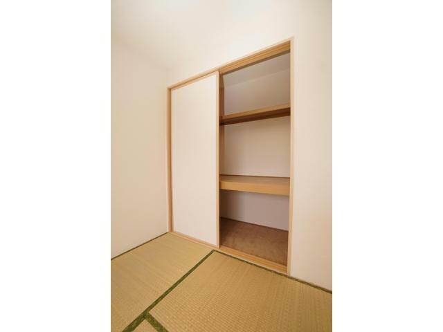 物件内観写真7　(和室6帖収納)