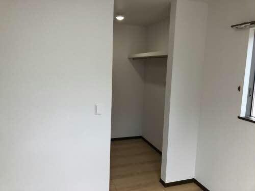 物件内観写真5　(2F　洋室7帖ウォークインクローゼット)